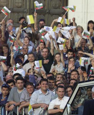 bulgarians_welcome_pope_23may2002.jpg