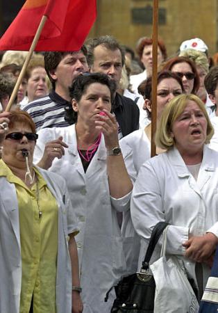 healthworkers_protest_24may2002.jpg
