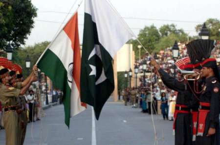 indian_pakistani_flags_23may2002.jpg