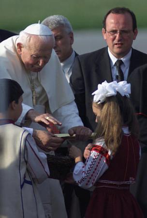 pope_blesses_children_23may2002.jpg
