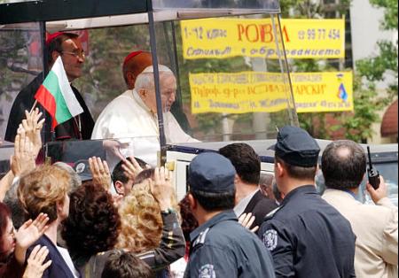 pope_crowd_police_24may2002.jpg