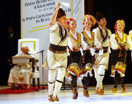 pope_dancers_national-palace-of-culture_24may2002.jpg