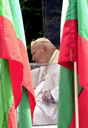 pope_framed-by_white-green-red_24may2002.jpg