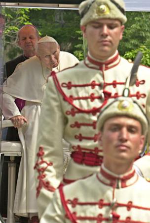 pope_slavonic-ceremony_24may2002.jpg