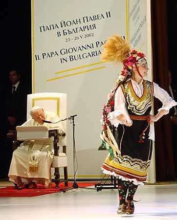 pope_traditional-dancer_24may2002.jpg