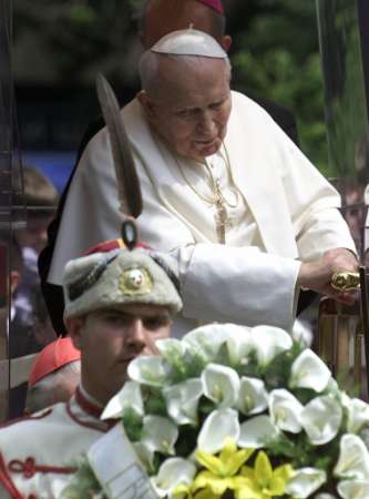 pope_unknown-soldier_24may2002.jpg