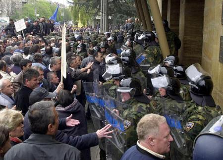 protesters_riot-police_4april2002.jpg
