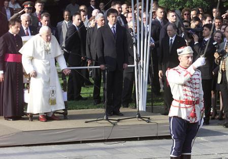 salute_for_the-pope_23may2002.jpg